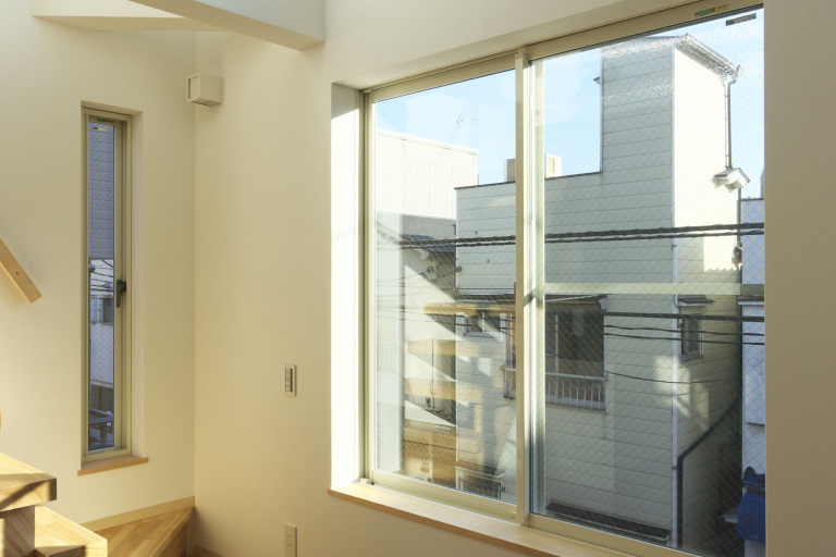 【東京】日当たりを重視した窓と吹抜け｜狭小住宅×暖かい家×デザイン