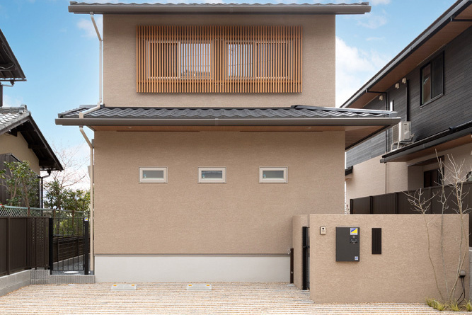 風致地区に建つ、街並みに馴染む和モダンな家