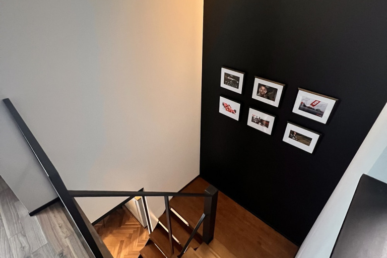 階段壁にはＦ1写真をたくさん飾る予定
