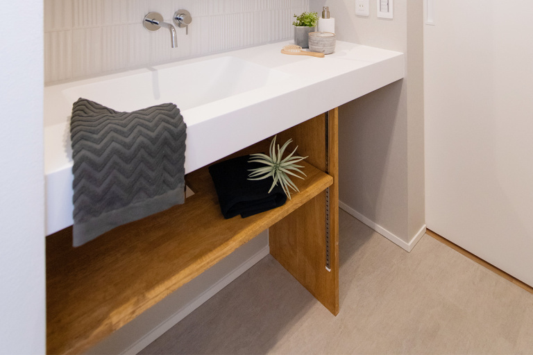 シンプルですっきりかつ、実用性に優れた洗面スペースのある重量木骨の家