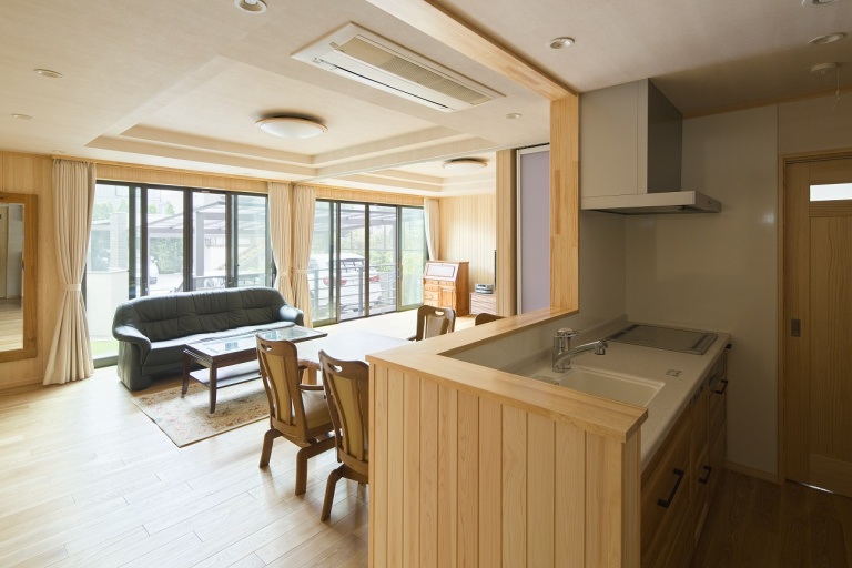 【平屋】外壁総タイル貼り、無垢の木目が美しい平屋の住まい
