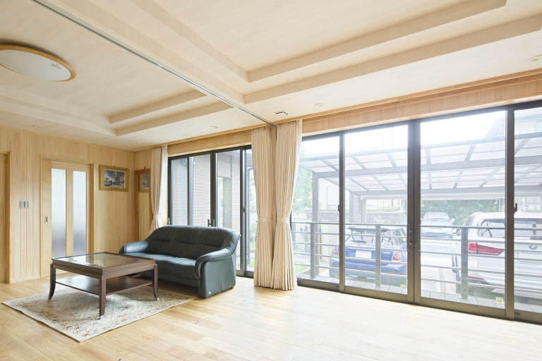 【平屋】外壁総タイル貼り、無垢の木目が美しい平屋の住まい