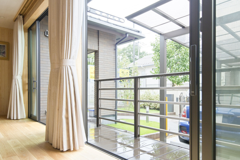 【平屋】外壁総タイル貼り、無垢の木目が美しい平屋の住まい