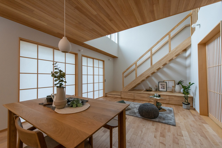 ［大阪の重量木骨］四季折々の情景を楽しむ間取り　縁側のあるおしゃれな階段の和の家
