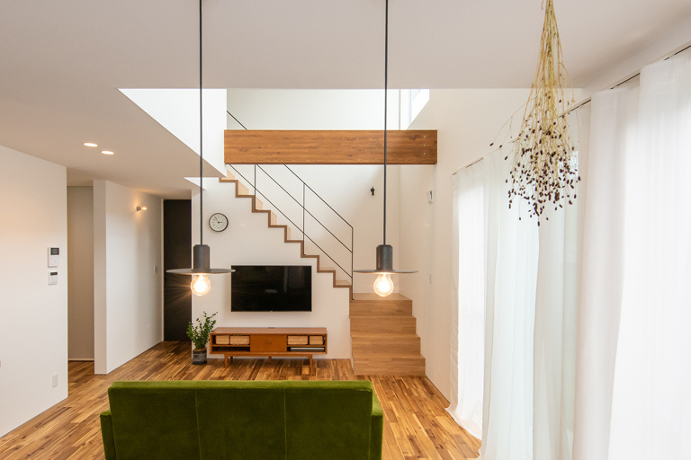 切妻屋根のパッシブデザインのお家　木部を綺麗に繋いだ印象的な吹抜け階段