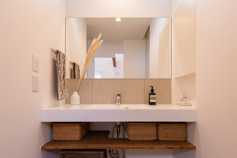 白×木のオーダー造作洗面化粧台、右側には生活感を感じさせない埋込収納