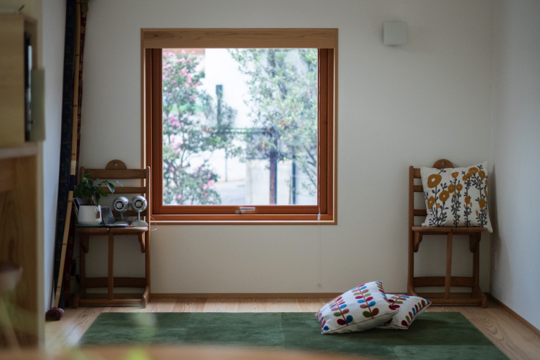 【大阪府高槻市】木製建具｜リビングには大きな木製サッシを 外の借景も室内に取り込む設計に