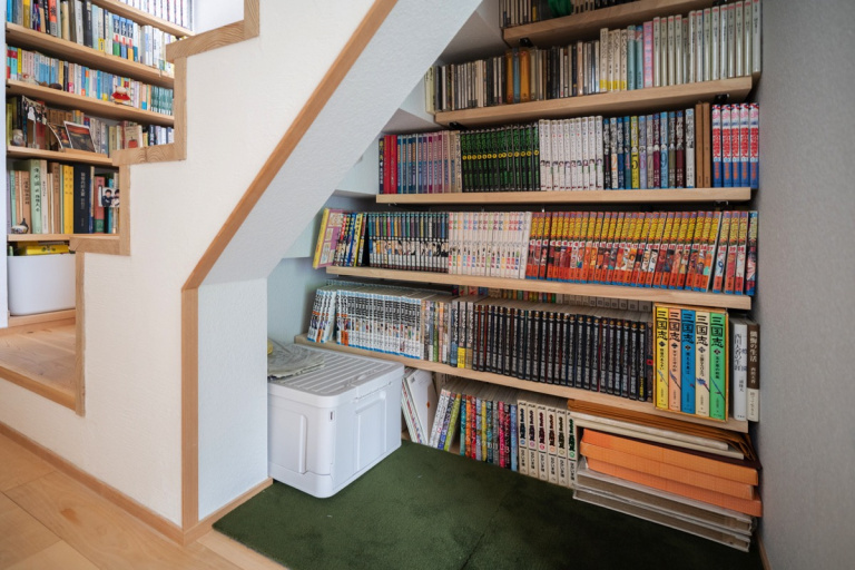 【大阪府高槻市】趣味の部屋｜籠もれる読書スペースは階段下を有効活用