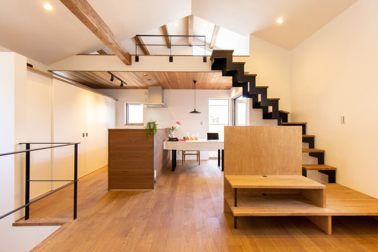 【京都】一乗寺の家　重量木骨を活かした三角屋根と アウトドアリビングの家