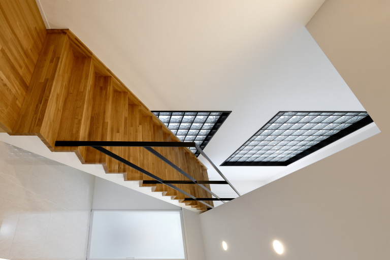 階段室のガラスブロックはデザイン性だけでなく、室内に光を届け外部からの視線を遮ります