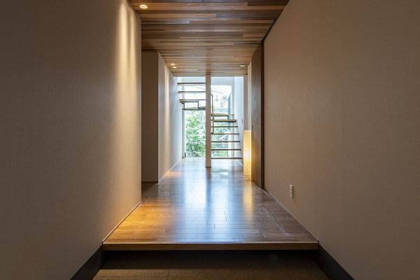 【神戸】大判タイルの床がホテルライクな雰囲気の玄関ホール