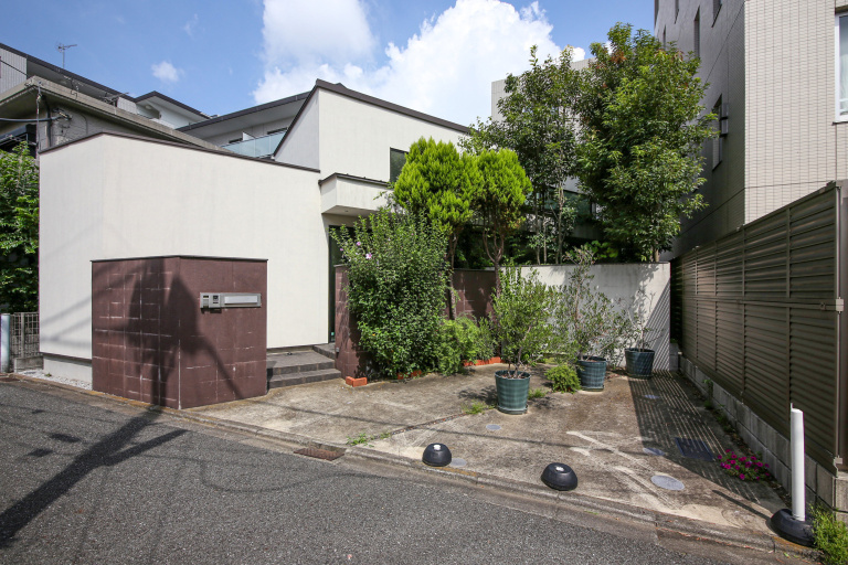 緑とアートを愉しむ都心の平屋／庭に開く大きな窓のある都市型住宅【東京都世田谷区】