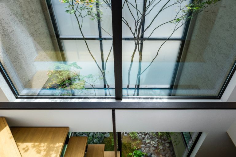 【神戸】フロストガラスを採用することで、夏の日差しや視線をカット