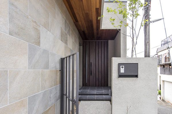 【神戸】木材やタイルなどの素材感をバランスよく配置した玄関アプローチ