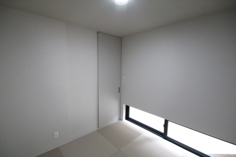 隣家が近接した面には光が必要ない和室を配置。