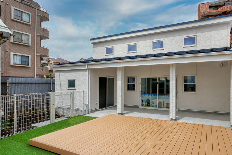 白を基調とした深い軒のある平屋