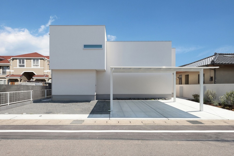 住宅街に建つホテルライクな家