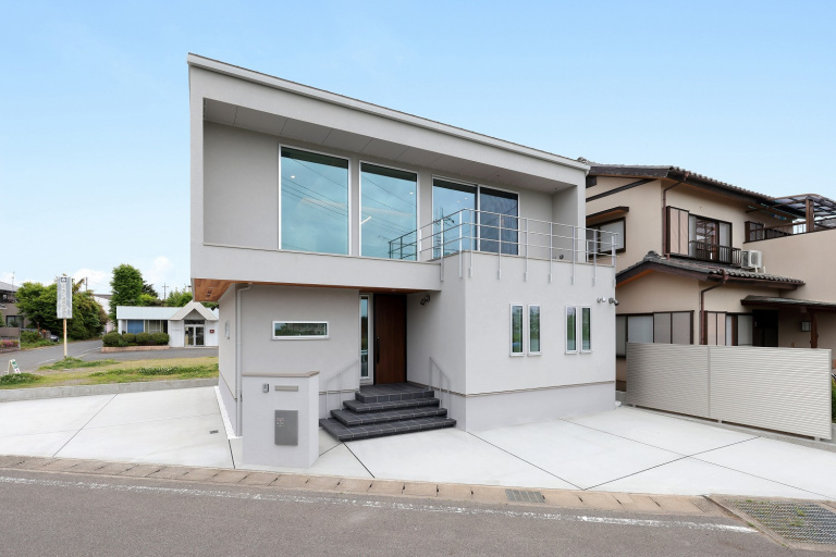 大開口と跳ね出した形状が目を惹く外観