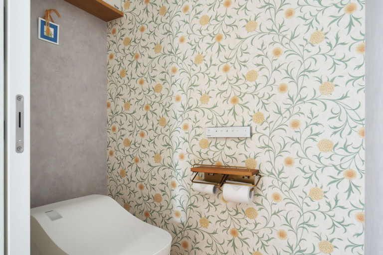 アクセントに花柄のクロスを採用したトイレ