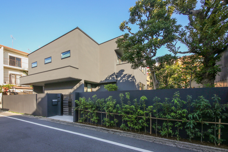 リゾート＆和の屋外空間を愉しむ回遊型の家／中庭のある都市型住宅【東京都目黒区】