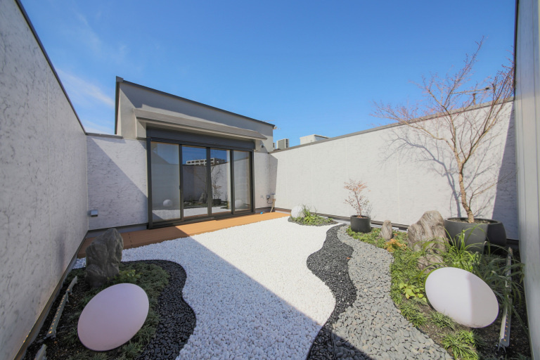 日本庭園風＋人工芝のルーフバルコニー