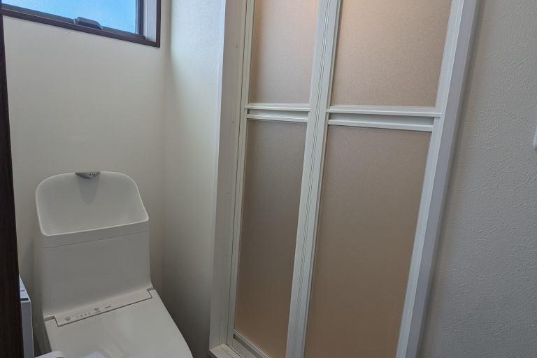トイレとシャワーブース入口