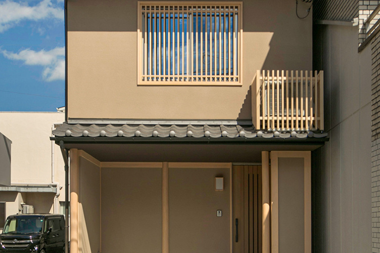 北山杉の丸柱がアクセントになった京都らしい数寄屋風の外観