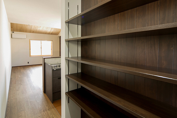 廊下の本棚は移動するだけの空間ではなく家族の図書館として機能しています