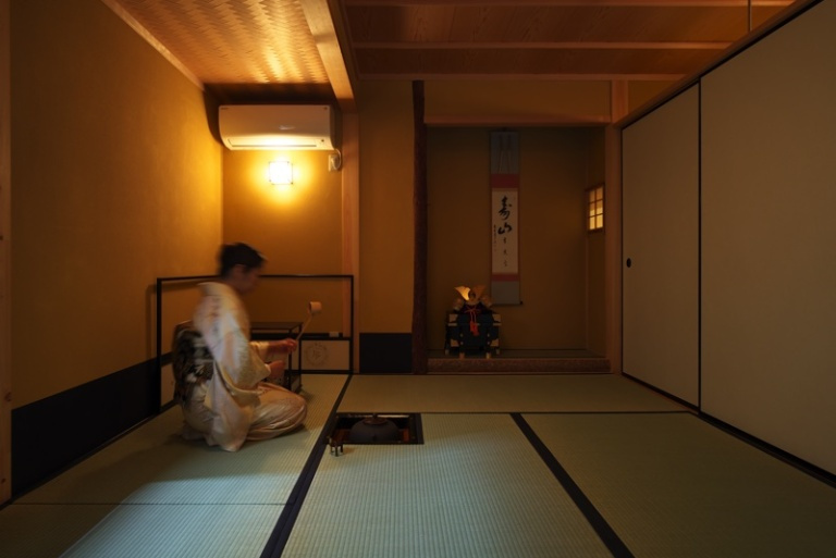茶室のある家　蹲を兼ねた 中庭のある家