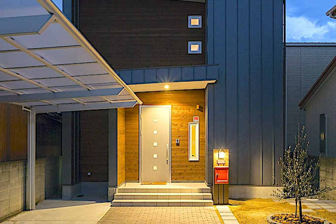 夜の光が語る、木の魅力が映える住まい