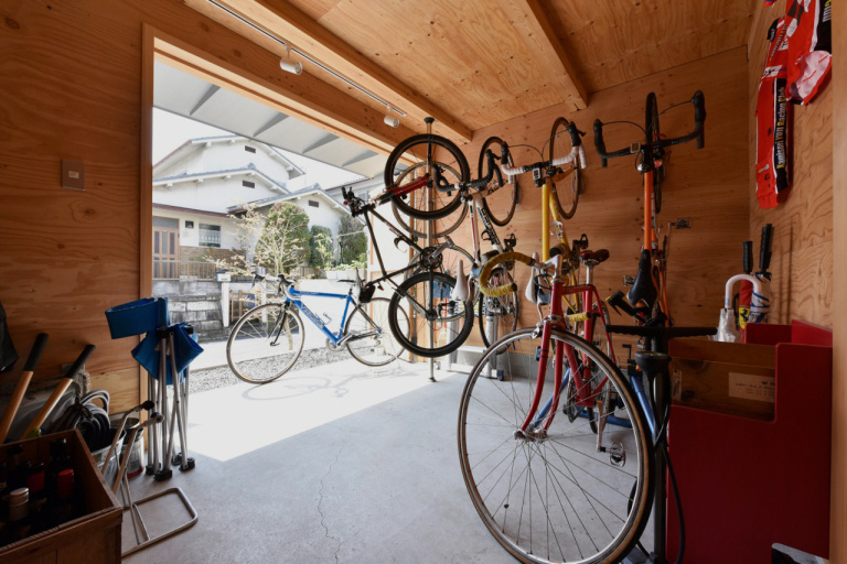 趣味の自転車を楽しむゆったり使える土間コンクリートの玄関スペース