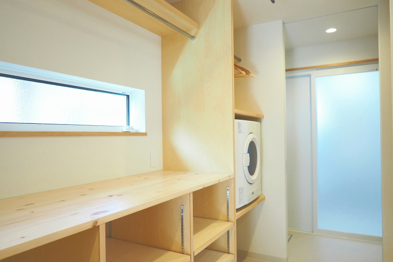 造作によって、すっきりとしたランドリールームを実現