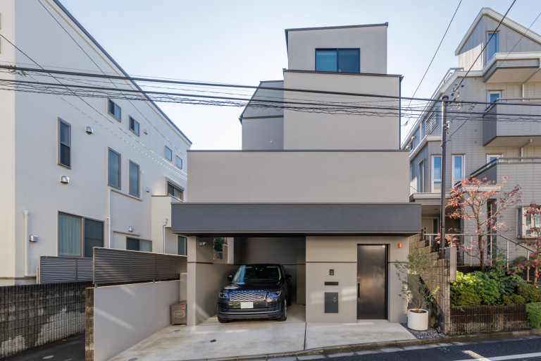 中庭から光差すホテルライクな家