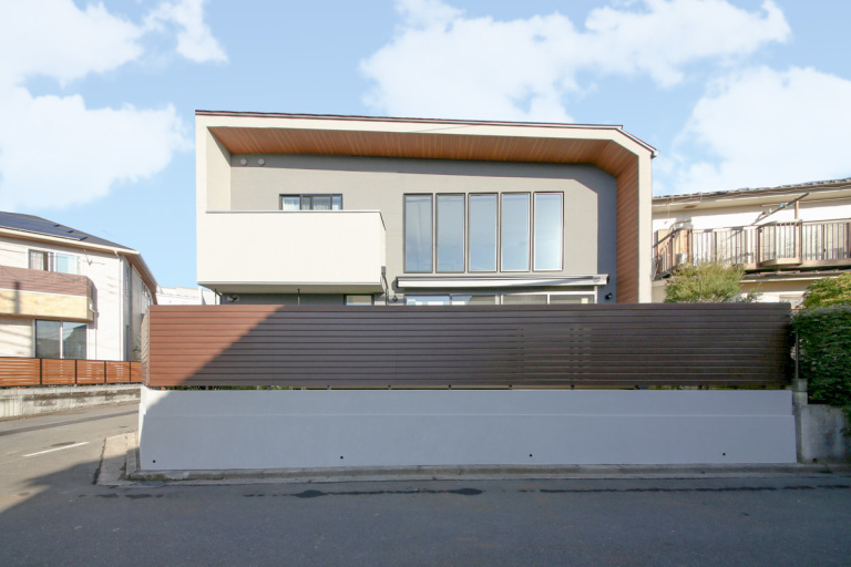 角地に建つ邸宅の外観