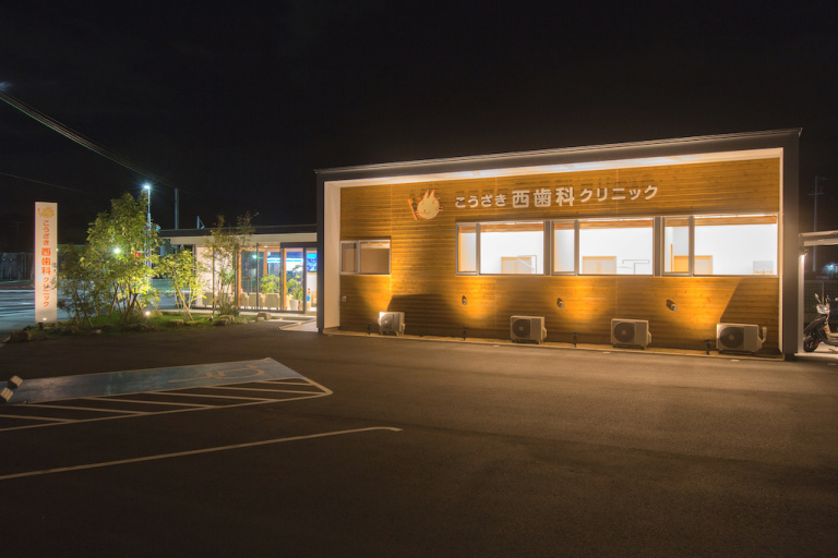 “広さ”と“ぬくもり”が伝わる、夜の外観デザイン