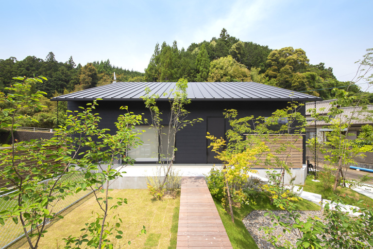 【WOOD TARP】山間の集落に佇む、屋根裏空間のある片流れ屋根の平屋