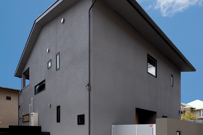 角地に建つシンプルモダンな外観、本物の木と思いのいっぱい詰まった家