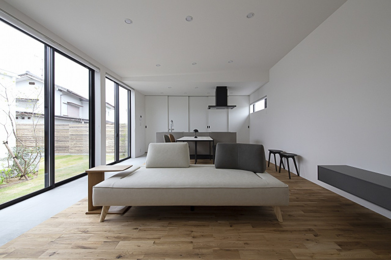 『HILLA-house』緩やかな傾斜地に生まれた 中庭をコの字に囲う、白い塗り壁の 平屋建ての家