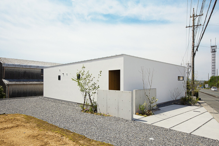 土間の廊下で中庭を囲んだコの字の平屋『HILLA-house』