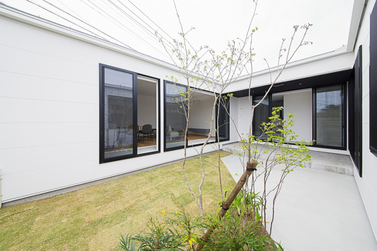 土間の廊下で中庭を囲んだコの字の平屋『HILLA-house』