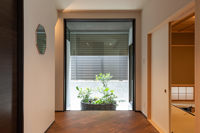 店舗のような個性的なデザインが印象的な木造3階建ての家｜中庭のある家×重量木骨