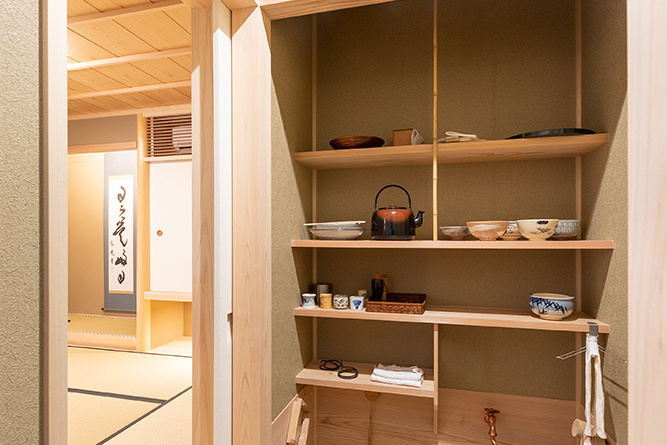店舗のような個性的なデザインが印象的な木造3階建ての家｜中庭のある家×重量木骨