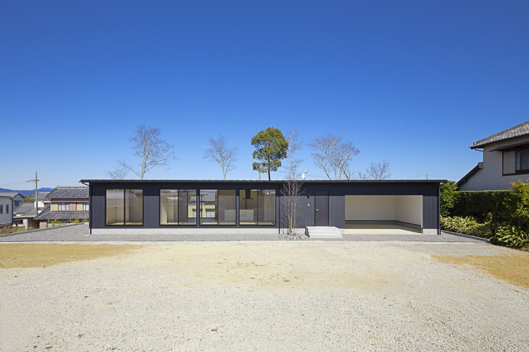 横長ワイドの超個性的なフォルム 郊外の広い敷地で自分らしく暮らす 「平屋ガレージハウス」