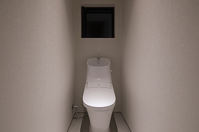 ガレージ付き平屋で叶える、家族のゆとり空間。強さと開放感を両立したSE構法の住まい。