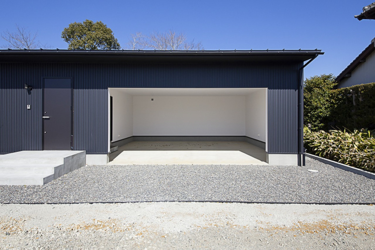 ガレージ付き平屋で叶える、家族のゆとり空間。強さと開放感を両立したSE構法の住まい。