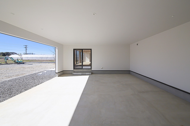 ガレージ付き平屋で叶える、家族のゆとり空間。強さと開放感を両立したSE構法の住まい。