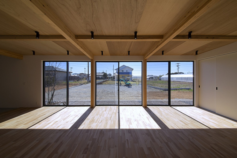 ガレージ付き平屋で叶える、家族のゆとり空間。強さと開放感を両立したSE構法の住まい。
