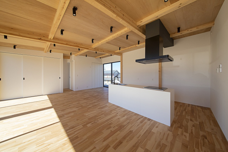 ガレージ付き平屋で叶える、家族のゆとり空間。強さと開放感を両立したSE構法の住まい。