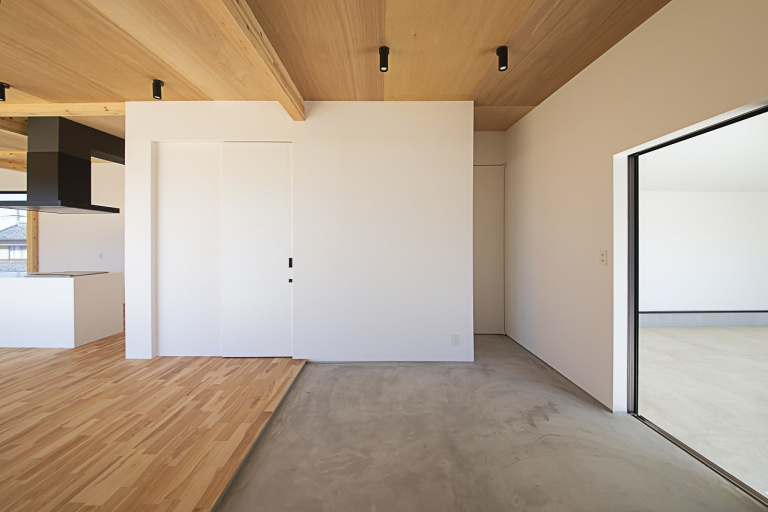 ガレージ付き平屋で叶える、家族のゆとり空間。強さと開放感を両立したSE構法の住まい。