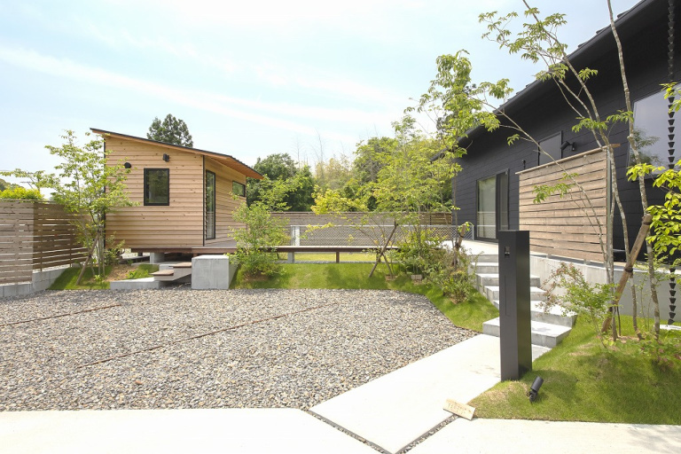 片流れ屋根と屋根裏空間が魅力の平屋風住宅。自然と調和する開放的な住まい。
